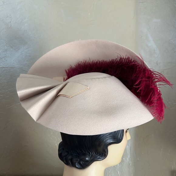 ENTICING 1940S\' BEIGE FELT HAT WITH UPTURNED/FOLDED BRIM + BURGUNDY FEATHERS main image 11